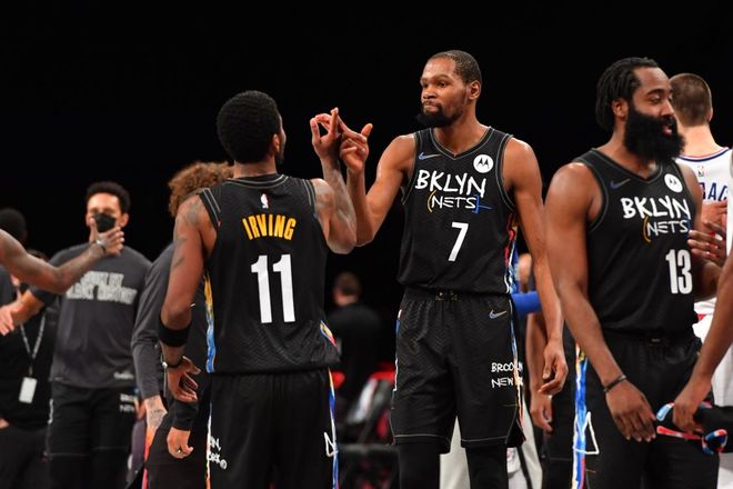 不靠星二代光环，小佩顿是如何拿到2800万合同的？（摆脱“星二代”标签，小佩顿如何拿下2800万合同？）