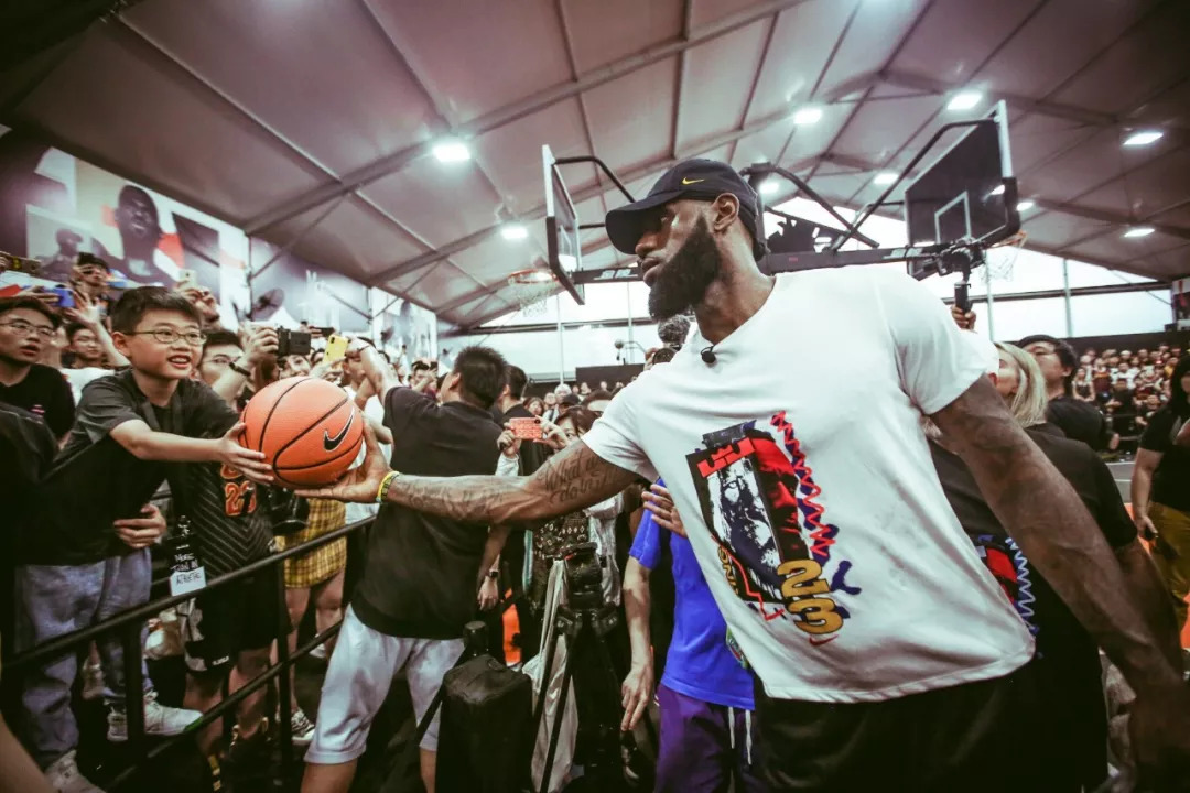 真男人！蓝军前锋遭入室盗窃，其夺刀对峙窃贼保护家人（硬汉本色！蓝军前锋遭遇入室行窃，夺刀与贼对峙护家人）