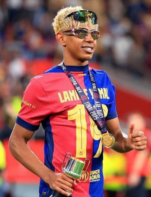 邓卓翔：全队在训练中都非常投入，希望奉献一场精彩的比赛（邓卓翔：全队训练投入，力求奉献精彩一战）