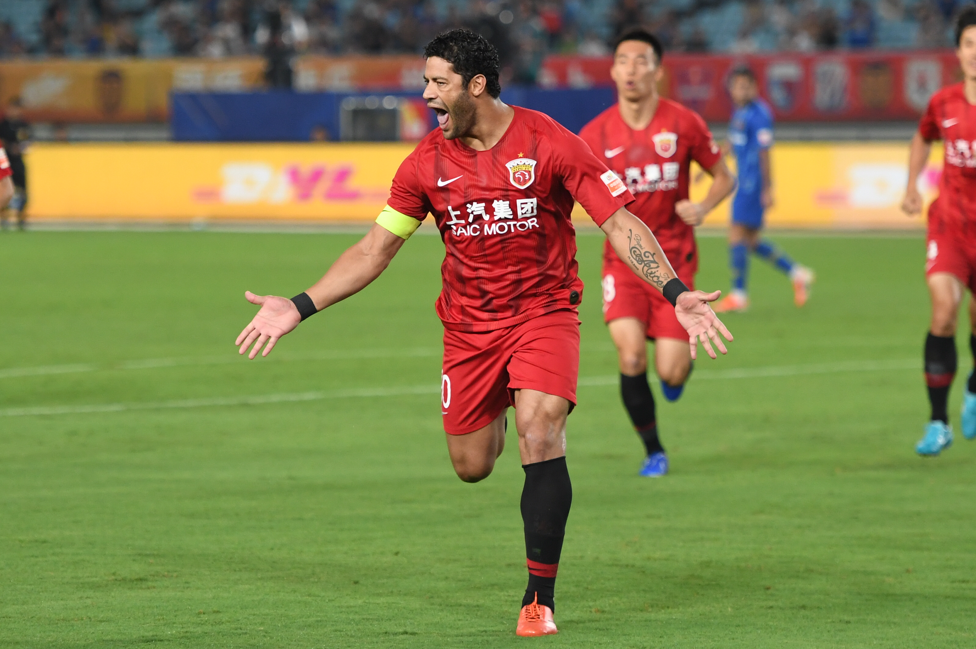 王燊超：最高兴的事是冠军留在了上海；中超整体水平在进步（王燊超：最欣慰冠军留在上海，中超整体水平稳步提升）