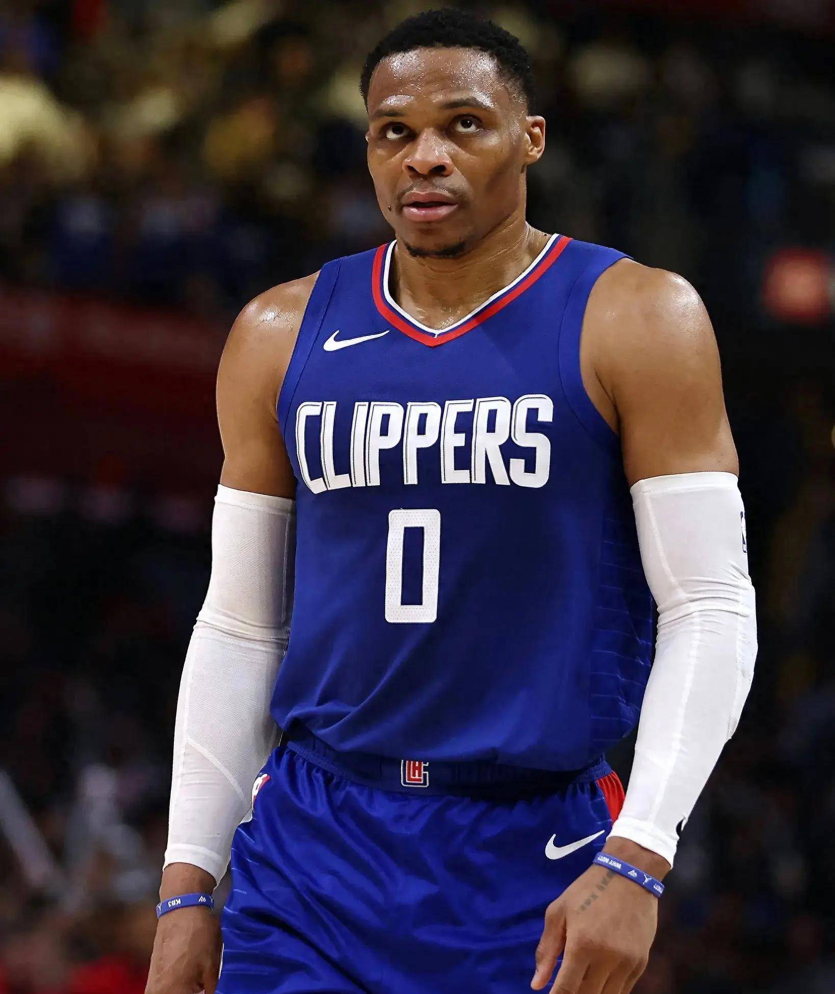 翻过来了！汤姆林底角命中三分球 骑士反超公牛（比分反转！汤姆林底角三分命中，骑士反超公牛）