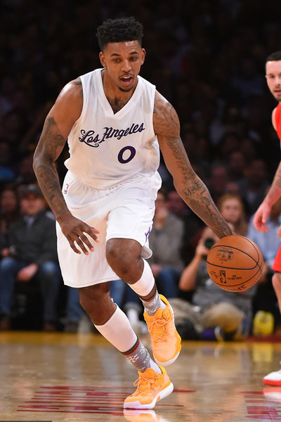 布伦森上半场表现惊艳，独得25分奠定比赛基调（布伦森半场火力全开，独砍25分掌控比赛节奏）