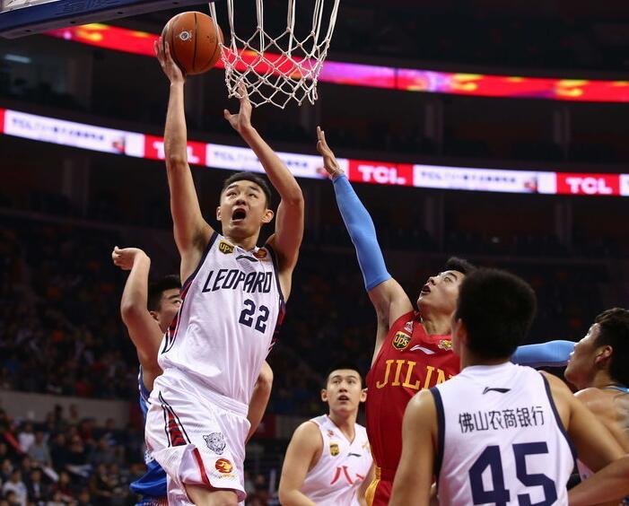 王哲林半场高效得分展现实力（王哲林半场高效砍分尽显实力）