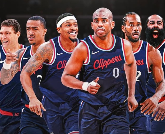 传奇奥斯卡满血复活看海港亚冠 球迷喊队危 ！速归！（奥斯卡满血复活现身海港亚冠看台，球迷高呼球队告急盼其速归）