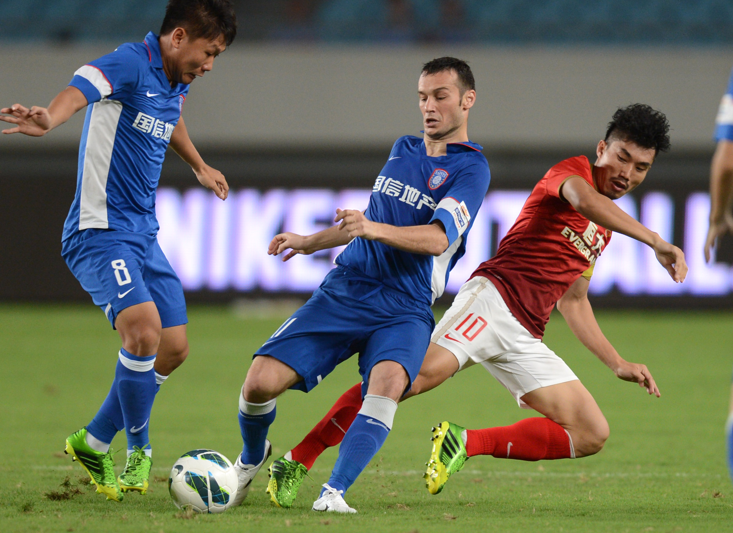 篮球湖人球员训练营全程记录公开（洛杉矶湖人球员训练营全程纪实发布）