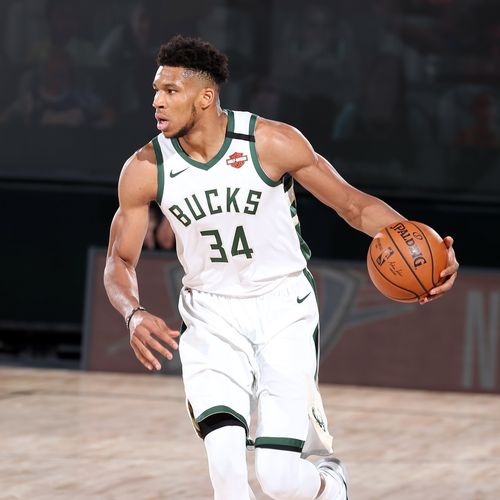 西足协前主席鲁比亚莱斯在发布会被扔鸡蛋，试图回击但被拦住（西班牙足协前主席鲁比亚莱斯发布会上遭扔鸡蛋，欲反击被阻止）