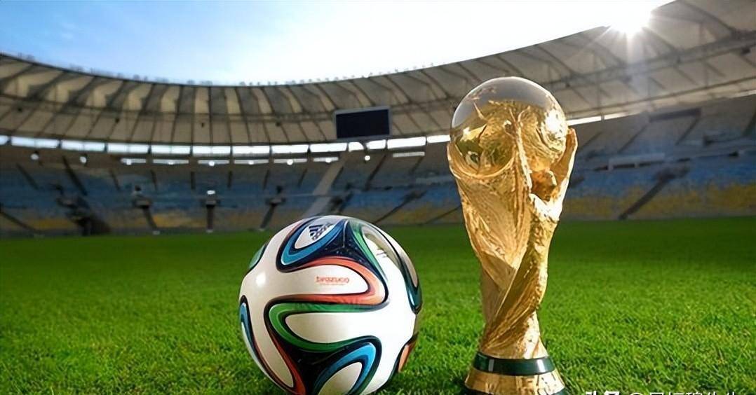 科曼称赞阿尔克马尔19岁中场斯密特：他身上的特质像佩德里（科曼点赞阿尔克马尔19岁新星斯密特：身上有佩德里的影子）