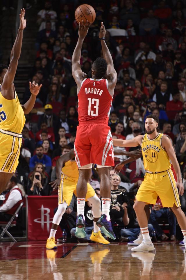 怀特突破抛投打进&公牛一波14-0攻势完成反超 期间米西两罚不中（怀特突破抛投命中，公牛轰出14-0攻势完成反超，其间米西两罚不中）