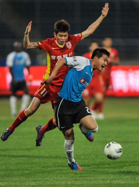 辽篮惨败广州赛后，付豪怒怼球迷，杨鸣说的实在，球迷：算啥东西（惨败广州后辽篮再起风波：付豪回怼球迷，杨鸣直言不讳，球迷喊“算啥东西”）