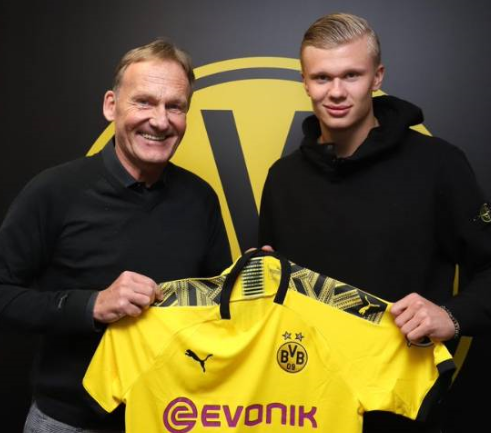 4球1助攻！25岁非洲天才边锋闪耀英超，超级香饽饽，3大豪门抢疯了（英超掀起风暴：25岁非洲飞翼独造5球，三大豪门竞相争夺）