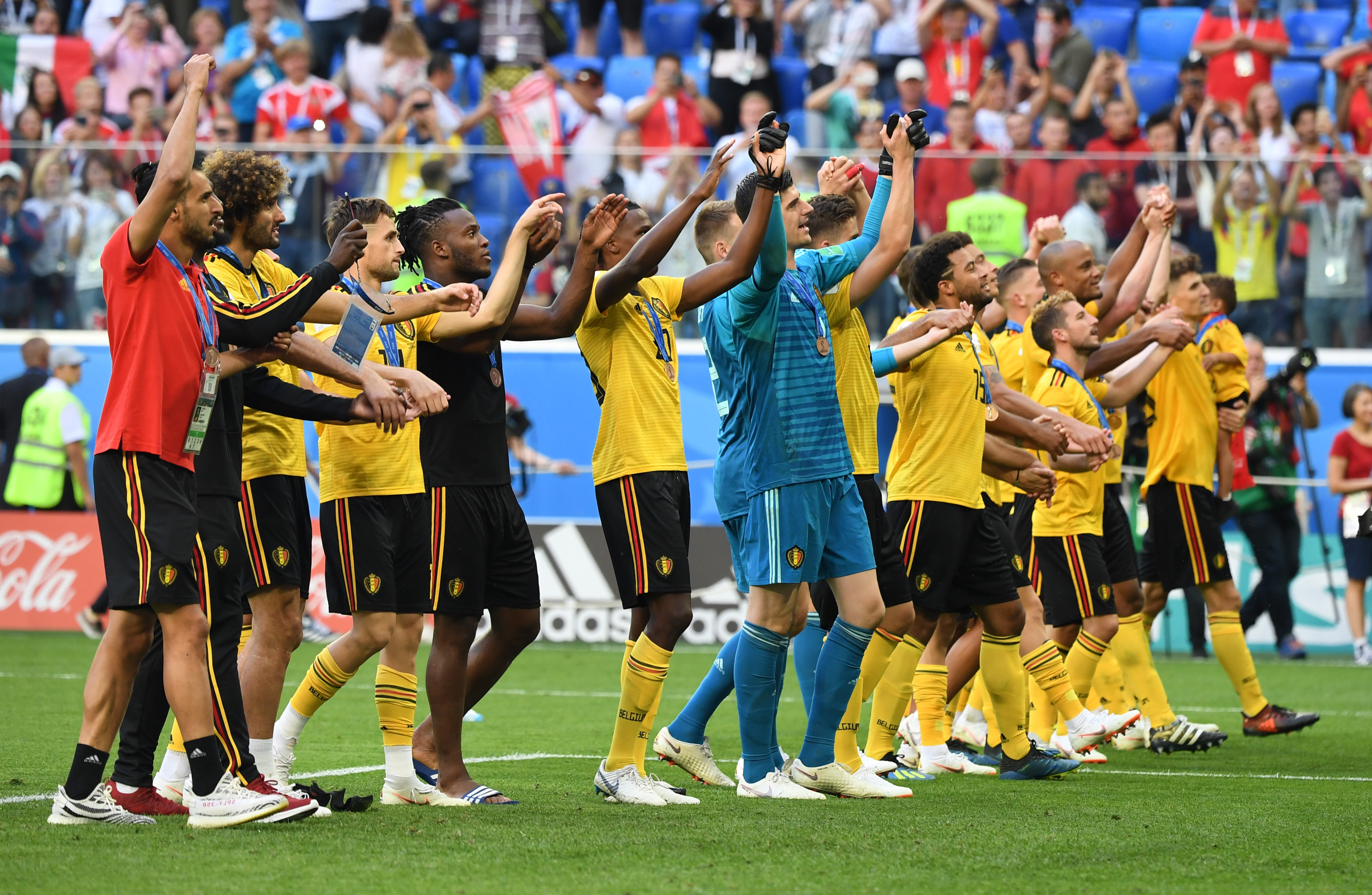 本世纪德甲戴帽数前10：莱万384场16次第1，凯恩76场10次第3（德甲本世纪帽子戏法前十：莱万384战16次领跑，凯恩76战10次位列第三）