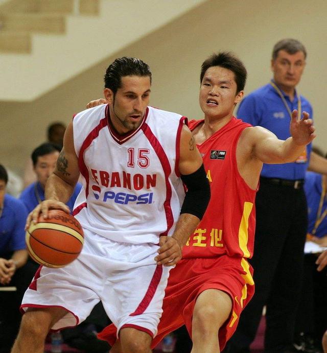 欧文突破防守造成杀伤球成功（欧文强突撕裂防线造犯规打成）