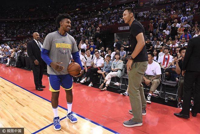 世体：齐达内现身伯纳乌但不会接替阿隆索，他只想执教法国（世体：齐达内现身伯纳乌，但无意接班阿隆索，只愿执教法国队）