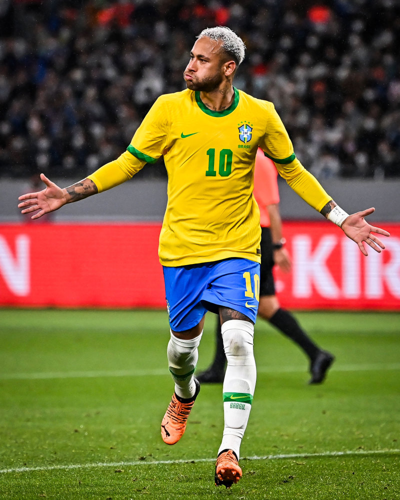 门将精彩救险，引领球队渡过危机（门将神扑救主，带队化险为夷）